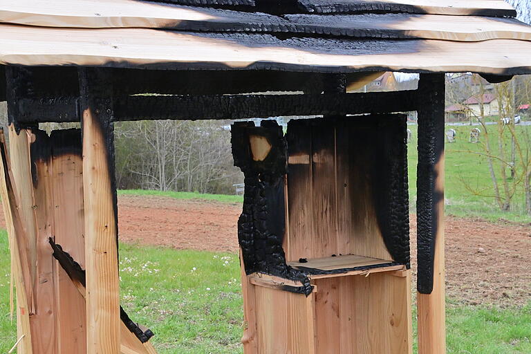 Angezündet wurde das erst im März errichtete Insektenhotel am Sportplatz in Kleinrinderfeld. Angezündet wurde das erst im März errichtete Insektenhotel am Sportplatz in Kleinrinderfeld.