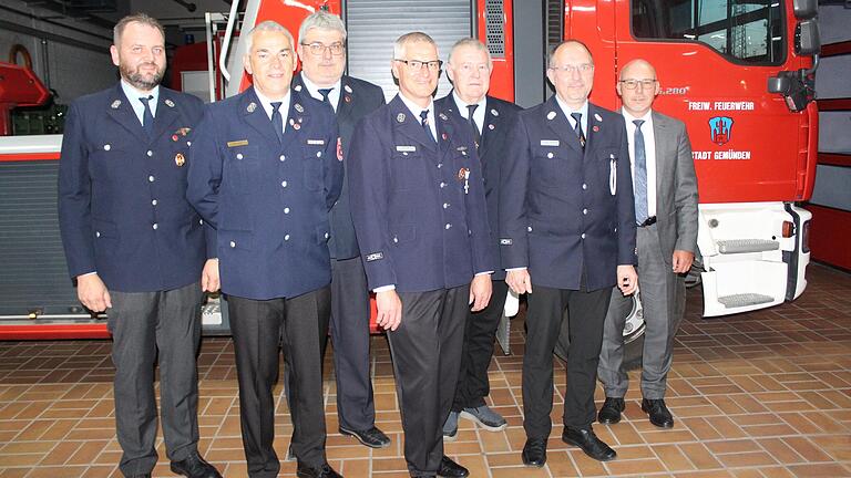 Die Geehrten mit dem neu gewählten Vorstand der Feuerwehr Gemünden (von links): Christof Janker, Thomas Zötzl, Kommandant Heiko Betz, Ralf Zötzl, Herbert Holzemer, Zweiter Kommandant Timo Binder und Bürgermeister Jürgen Lippert. Die Geehrten mit dem neu gewählten Vorstand der Feuerwehr Gemünden (von links): Christof Janker, Thomas Zötzl, Kommandant Heiko Betz, Ralf Zötzl, Herbert Holzemer, Zweiter Kommandant Timo Binder und Bürgermeister Jürgen Lippert.