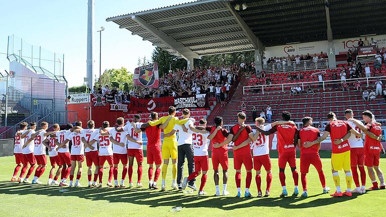 'Der Chef der Regionalliga!' Mit diesem gemeinsamen Gesang feierten Spieler und Fans den 7:1-Erfolg der Würzburger Kickers über die SpVgg Ansbach. 'Der Chef der Regionalliga!' Mit diesem gemeinsamen Gesang feierten Spieler und Fans den 7:1-Erfolg der Würzburger Kickers über die SpVgg Ansbach.