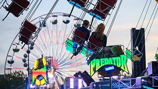 Abschluss Frühjahrsvolksfest       -  Letzte Runde: Zahlreiche Menschen besuchen am Sonntag (13.04.25) das Frühjahrsvolksfest auf der Talavera in Würzburg. Nach gut zwei Wochen geht das Fest auf der Talavera am Sonntag zu Ende. Laut Stadt waren 2025 etwa 190.000 Besucherinnen und Besucher auf dem Festplatz unterwegs.