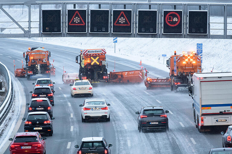 Schilderbrücken über den Autobahnen informieren nicht nur über das angemessene Tempo und über mögliche Gefahren durch Eis oder Schnee. Sie beherbergen oft auch Radarkanonen, die Autofahrer beim Überschreiten des vorgegebenen Tempos blitzen. Schilderbrücken über den Autobahnen informieren nicht nur über das angemessene Tempo und über mögliche Gefahren durch Eis oder Schnee. Sie beherbergen oft auch Radarkanonen, die Autofahrer beim Überschreiten des vorgegebenen Tempos blitzen.