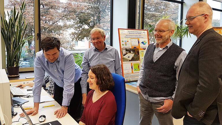Musiktherapeutin Laura Blauth testete den digitalen Kommunikationsassistenten zur Texteingabe mittels Pupillenbewegungen. Beobachter im Hintergrund (von links): Benedikt Keßler, Professor Walter Kullmann, Professor Jürgen Seifert und Professor Esa Ala-Ruona.