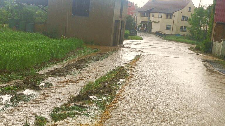 Das Wasser der umliegenden Felder sammelte sich auf dem Flurweg in Stadelschwarzach und Schoss Richtung Ortsmitte.