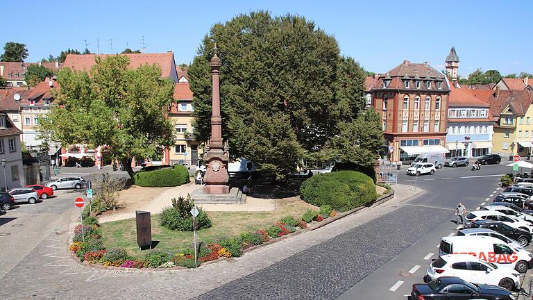 Der Königsplatz und die darunterliegende Kaiserstraße gehören zu Kitzingens Hauptachsen. In den nächsten Jahren soll der Bereich neu gestaltet werden.