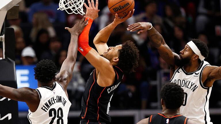 Detroit Pistons - Brooklyn Nets.jpeg - Gegen die Brooklyn Nets kassierten Cade Cunningham (beim Wurf) und die Detroit Pistons ihre 27. Saison-Niederlage in Folge. Detroit Pistons - Brooklyn Nets.jpeg - Gegen die Brooklyn Nets kassierten Cade Cunningham (beim Wurf) und die Detroit Pistons ihre 27. Saison-Niederlage in Folge.