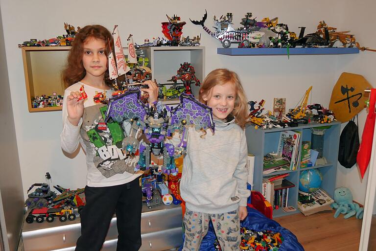 Quentin (10) und Vincent (7) sind wie ihre Eltern legobegeistert. Sie wissen genau, welche Bausteine und Bauwerke besonders wertvoll sind und welche Figuren ihnen am besten gelungen sind. Quentin (10) und Vincent (7) sind wie ihre Eltern legobegeistert. Sie wissen genau, welche Bausteine und Bauwerke besonders wertvoll sind und welche Figuren ihnen am besten gelungen sind.