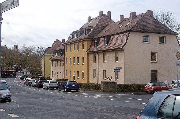 Anstelle der früheren Häuser Wittelsbacherstraße 13, 15 und 17 entsteht ein Neubau mit 22 Wohneinheiten und Tiefgarage. Anstelle der früheren Häuser Wittelsbacherstraße 13, 15 und 17 entsteht ein Neubau mit 22 Wohneinheiten und Tiefgarage.