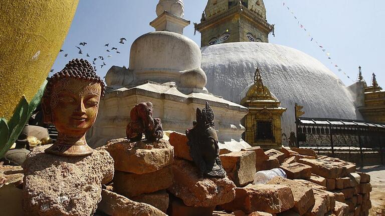 Nach dem Erdbeben in Nepal       -  Beschädigte Tempelanlage in Kathmandu: Bei dem Beben in Nepal am 25. April kamen rund 9000 Menschen ums Leben, 600 000 Häuser wurden zerstört.