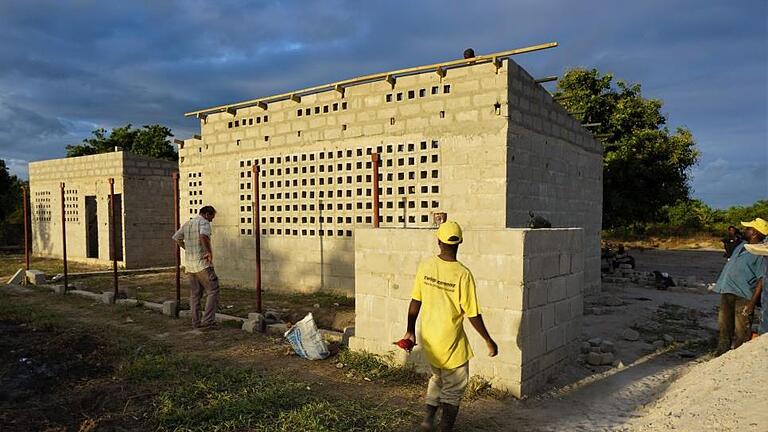 Auch in Kibululu geht der Bau der Schule gut voran.  Foto: Kirsten Sauer       -  Auch in Kibululu geht der Bau der Schule gut voran.  Foto: Kirsten Sauer