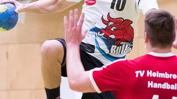 Handball TG Heidingsfeld - TV Helmbrechts       -  Ein Stockwerk höher: Heidingsfelds Patrick Schneider (am Ball) überspringt Maximilian Berthold vom TV Helmbrechts.