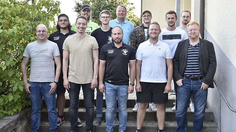 Die neue Abteilungsleitung der Handballer des TV Königsberg - in der Mitte unten der neue Abteilungsleiter Felix Käb.