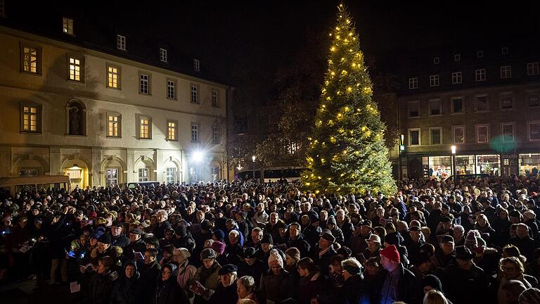 Viele Menschen treffen sich traditionell am Abend des 4. Advents am Rathaus in Würzburg zum Offenen Weihnachtssingen (Archivbild). Viele Menschen treffen sich traditionell am Abend des 4. Advents am Rathaus in Würzburg zum Offenen Weihnachtssingen (Archivbild).