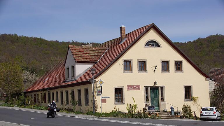 Das Café Ton in der Töpferei in Fabrikschleichach. Dort findet am 21. Oktober die öffentliche Generalprobe des Stücks 'Die Summe des Ganzen' nach dem Roman von Steven Uhly statt. Das Café Ton in der Töpferei in Fabrikschleichach. Dort findet am 21. Oktober die öffentliche Generalprobe des Stücks 'Die Summe des Ganzen' nach dem Roman von Steven Uhly statt.