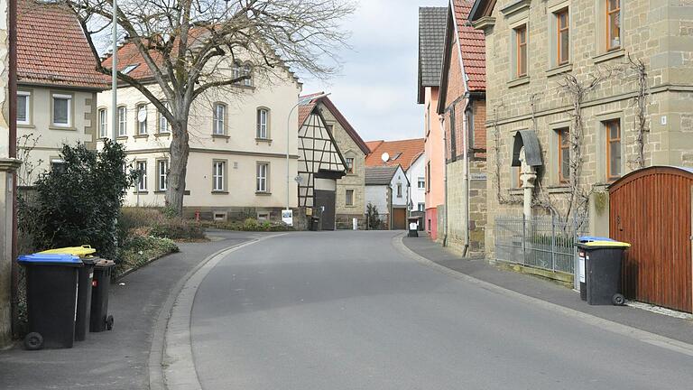 Schon wiederholt Thema war die Ortsdurchfahrt von Rundelshausen. Auch in der Bürgerversammlung gab es wegen unübersichtlicher Kurven und parkender Autos vor allem im Bereich der alten Schule den Wunsch nach einer Verkehrsberuhigung.