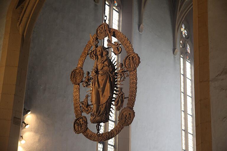 Seit 500 Jahren zieht die Madonna im Rosenkranz in der Wallfahrtskirche Maria im Weingarten in Volkach die Gläubigen wie ein religiöser Magnet an, auch beim Jubiläumsgottesdienst. Seit 500 Jahren zieht die Madonna im Rosenkranz in der Wallfahrtskirche Maria im Weingarten in Volkach die Gläubigen wie ein religiöser Magnet an, auch beim Jubiläumsgottesdienst.