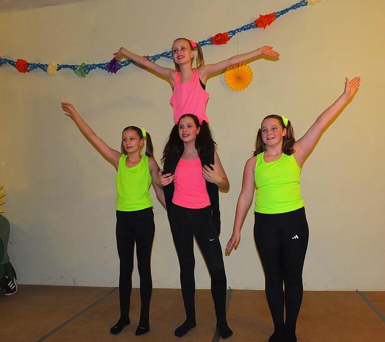 Ihr Debüt als Tänzerinnen gaben (von links) Luisa Düchs, Magdalena Düchs und Lotte Binder und oben Mathilde Högler beim Bunten Abend in Oellingen. Ihr Debüt als Tänzerinnen gaben (von links) Luisa Düchs, Magdalena Düchs und Lotte Binder und oben Mathilde Högler beim Bunten Abend in Oellingen.