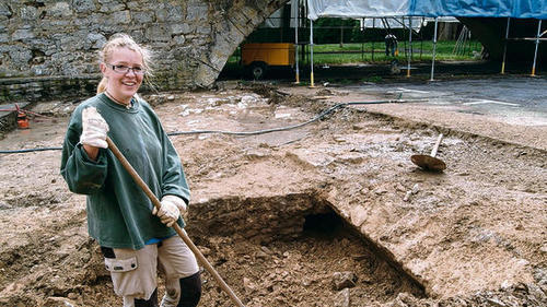 Am Dienstag früh stieß der Bagger an der Alten Mainbrücke auf ein Kellergewölbe der Mainmühle. Sie ist auf einer Stadtansicht von 1623 zu sehen und wurde nach dem Hochwasser von 1784 abgerissen, das Teile der Brücke zum Einsturz gebracht hatte. Vorsichtig legt Grabungstechnikerin Agnes Keß die Mauern frei.       -  Am Dienstag früh stieß der Bagger an der Alten Mainbrücke auf ein Kellergewölbe der Mainmühle. Sie ist auf einer Stadtansicht von 1623 zu sehen und wurde nach dem Hochwasser von 1784 abgerissen, das Teile der Brücke zum Einsturz gebracht hatte. Vorsichtig legt Grabungstechnikerin Agnes Keß die Mauern frei.