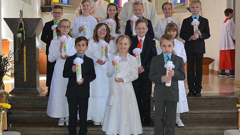Kommunion in Bastheim - (krit) Die Kommunionkinder in der Sankt-Sebastian-Kirche in Bastheim mit Pfarrer Wiktor Dziedziech (rechts) und Diakon Hans-Günther Zimmermann. Kommunion in Bastheim - (krit) Die Kommunionkinder in der Sankt-Sebastian-Kirche in Bastheim mit Pfarrer Wiktor Dziedziech (rechts) und Diakon Hans-Günther Zimmermann.