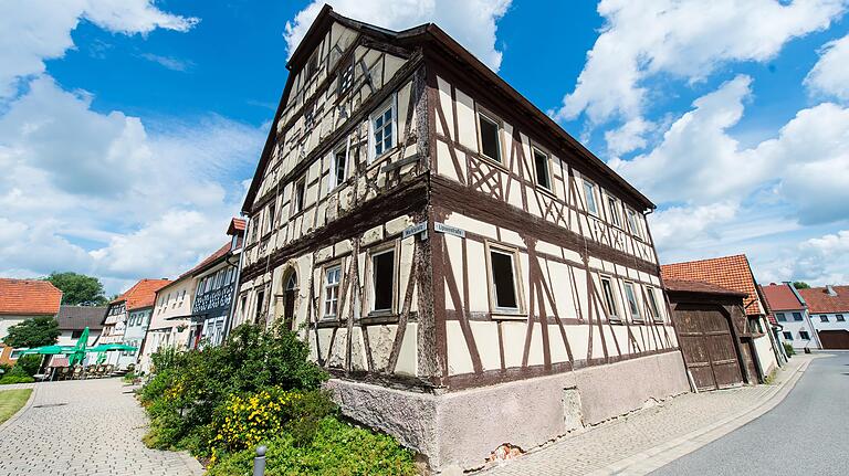 Das zweitälteste Haus am Marktplatz 16 in Stadtlauringen wird saniert. Ein Architekt aus Hirschaid hat es gekauft und will dort Wohnungen einrichten.