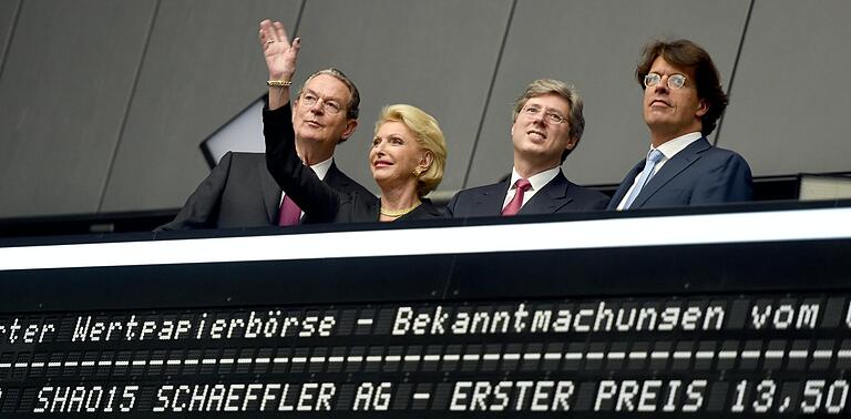 Freudiger Moment für Schaeffler: Im Oktober 2015 ging der Konzern an die Frankfurter Börse. Das sorgte bei Maria-Elisabeth Schaeffler-Thumann für gute Laune. Links ihr Ehemann Jürgen Thumann, rechts neben ihr ihr Sohn Georg Schaeffler mit dem Vorstandsvorsitzenden Klaus Rosenfeld. Freudiger Moment für Schaeffler: Im Oktober 2015 ging der Konzern an die Frankfurter Börse. Das sorgte bei Maria-Elisabeth Schaeffler-Thumann für gute Laune. Links ihr Ehemann Jürgen Thumann, rechts neben ihr ihr Sohn Georg Schaeffler mit dem Vorstandsvorsitzenden Klaus Rosenfeld.