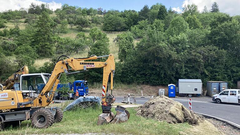 Die Baustelle für die Sanierung der Staatsstraße 2290 oberhalb von Sulzthal ist bereits angelegt, Randbereiche sind bereits ausgebaggert. Bisher waren Ampeln aufgestellt, ab Montag ist die Strecke komplett gesperrt. - Die Baustelle für die Sanierung der Staatsstraße 2290 oberhalb von Sulzthal ist bereits angelegt, Randbereiche sind bereits ausgebaggert. Bisher waren Ampeln aufgestellt, ab Montag ist die Strecke komplett gesperrt. Die Baustelle für die Sanierung der Staatsstraße 2290 oberhalb von Sulzthal ist bereits angelegt, Randbereiche sind bereits ausgebaggert. Bisher waren Ampeln aufgestellt, ab Montag ist die Strecke komplett gesperrt. - Die Baustelle für die Sanierung der Staatsstraße 2290 oberhalb von Sulzthal ist bereits angelegt, Randbereiche sind bereits ausgebaggert. Bisher waren Ampeln aufgestellt, ab Montag ist die Strecke komplett gesperrt.