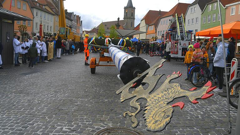 Gleich ist es soweit. Letzte Arbeiten vor der feierlichen Errichtung des Zunftbaumes. Gleich ist es soweit. Letzte Arbeiten vor der feierlichen Errichtung des Zunftbaumes.