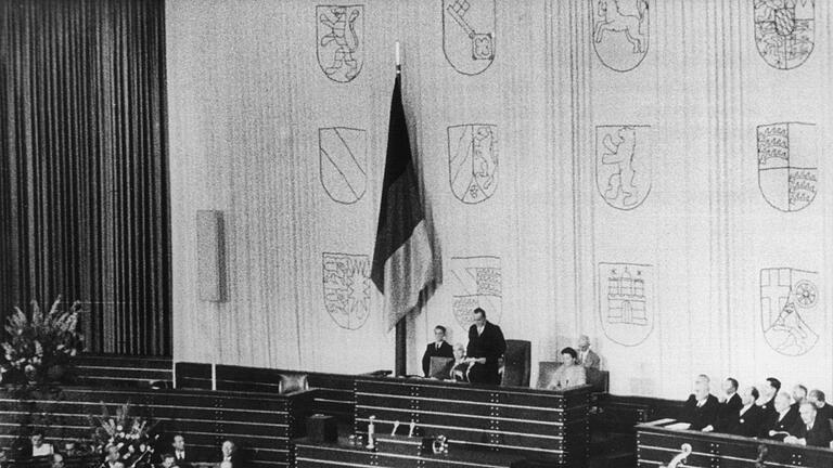 Konstituierende Sitzung des Bundestages 1949 - In der Turnhalle ging es los: Vor 75 Jahren kam erstmals der Bundestag zusammen. Konstituierende Sitzung des Bundestages 1949 - In der Turnhalle ging es los: Vor 75 Jahren kam erstmals der Bundestag zusammen.