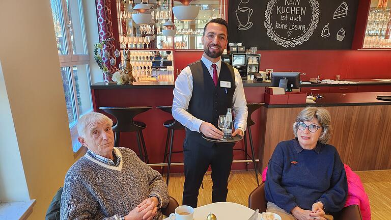 Ein Afghane in Bad Kissingen - Golagha Farhad Rostami hat im Burkardus Wohnpark Hotelfachmann gelernt und ist geblieben. 'Die Arbeit mit Menschen macht mir großen Spaß.' Ein Afghane in Bad Kissingen - Golagha Farhad Rostami hat im Burkardus Wohnpark Hotelfachmann gelernt und ist geblieben. 'Die Arbeit mit Menschen macht mir großen Spaß.'