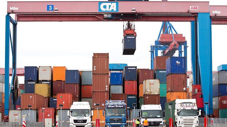 Containerumschlag - Bei P&R haben zahlreiche Anlegern in die scheinbar sichere Geschäftsidee investiert: sie kauften Container, die von dem Unternehmen dann an Reedereien vermietet wurden (Symbolfoto). Containerumschlag - Bei P&R haben zahlreiche Anlegern in die scheinbar sichere Geschäftsidee investiert: sie kauften Container, die von dem Unternehmen dann an Reedereien vermietet wurden (Symbolfoto).