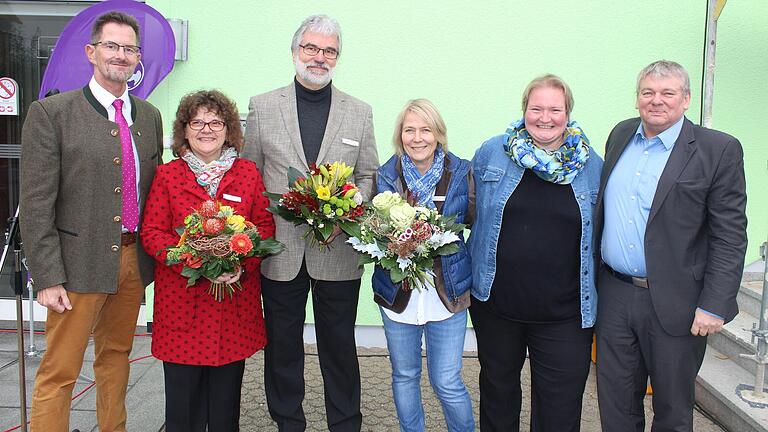 Blumen gab es für die drei Geschäftsführer Karin Hahn, Rolf Mörchel und Renate Molzberger (ab 2. von links). Stellvertretender Landrat Peter Suckfüll (links), Volker Hahn (rechts) und Bürgermeisterin Anja Seufert zollten Lob und Anerkennung. Blumen gab es für die drei Geschäftsführer Karin Hahn, Rolf Mörchel und Renate Molzberger (ab 2. von links). Stellvertretender Landrat Peter Suckfüll (links), Volker Hahn (rechts) und Bürgermeisterin Anja Seufert zollten Lob und Anerkennung.