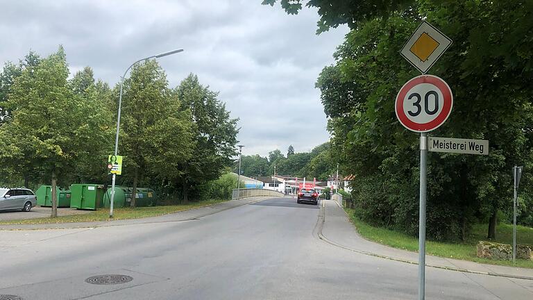 Bereits vor der Brücke in der Brückenstraße gilt fortan wie angekündigt Tempo 30. Bereits vor der Brücke in der Brückenstraße gilt fortan wie angekündigt Tempo 30.