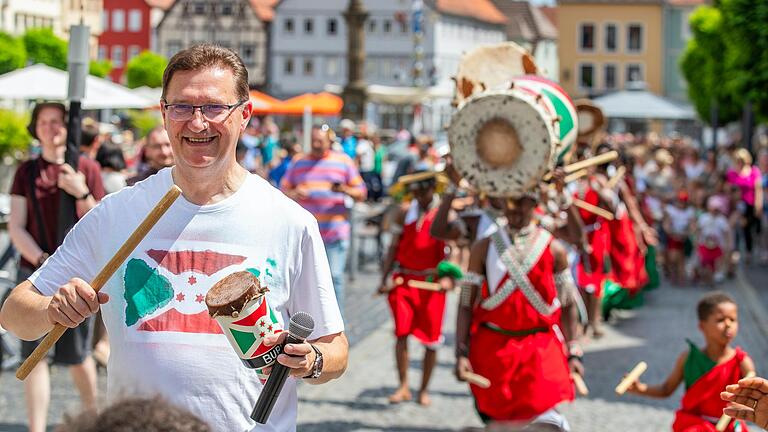 Auf dem Weg zur Kirche mit Pfarrer Andreas Krefft (im Bild). Auf dem Weg zur Kirche mit Pfarrer Andreas Krefft (im Bild).