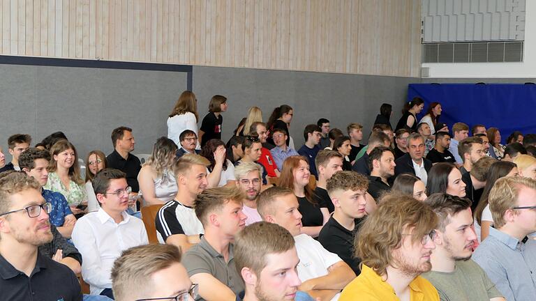 Über 200 Schülerinnen und Schüler erhielten bei einer Feierstunde in der Heinrich-Thein-Berufsschule in Haßfurt ihre Abschlusszeugnisse.
