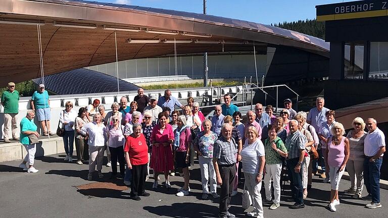 Die Senioren der CSU Kitzingen vor der Bob- und Rodelbahn in Oberhof.