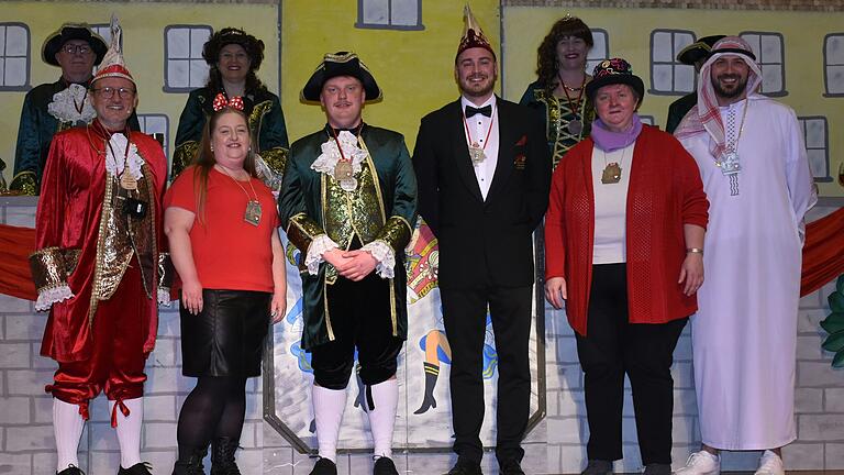 Sie freuten sich über die Ehrungen. Auf dem Bild von links sind Frank Wilhelm (Sitzungspräsident), Rebecca Seipelt, Henrik Kümmet, Felix Zirkelbach (Fastnacht-Verband Franken), Monika Rößner und Sebastian Russ. Sie freuten sich über die Ehrungen. Auf dem Bild von links sind Frank Wilhelm (Sitzungspräsident), Rebecca Seipelt, Henrik Kümmet, Felix Zirkelbach (Fastnacht-Verband Franken), Monika Rößner und Sebastian Russ.