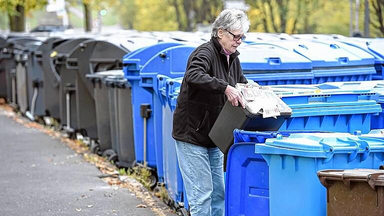 Der lange Weg zur Tonne: Da die Müllcontainer und -tonnen nicht mehr innerhalb des Straßburger Rings stehen, sondern am Ring selbst, müssen Anwohner ihren Abfall bis zu 400 Meter weit tragen.