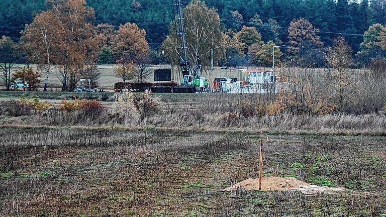 Eine von sechs Probebohrungen, die die Heidelberger Sand und Kies GmbH auf Flächen zwischen Sommerach und Gerlachshausen – zwischen Main-Kanal und Kreisstraße 29 – niedergebracht hat. Eine von sechs Probebohrungen, die die Heidelberger Sand und Kies GmbH auf Flächen zwischen Sommerach und Gerlachshausen – zwischen Main-Kanal und Kreisstraße 29 – niedergebracht hat.