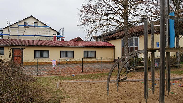 Um die Nachnutzung des früheren Feuerwehrhauses in der Gartenstraße ging es bei einem Bürgerentscheid in Unterpleichfeld. Das Ergebnis war eindeutig. Den Verkauf an einen privaten Investor zum Bau von zehn Wohnungen mit Tiefgarage steht nichts mehr im Wege. Der gut 800 Quadratmeter große Spielplatz wird aufgrund der Baumaßnahme um knapp 100 Quadratmeter verkleinert.