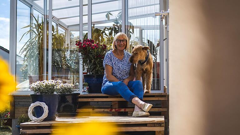 Martina Weber und Hündin Ulla aus Königsberg wohnen seit rund drei Monaten in einem Tiny-House. Martina Weber und Hündin Ulla aus Königsberg wohnen seit rund drei Monaten in einem Tiny-House. 