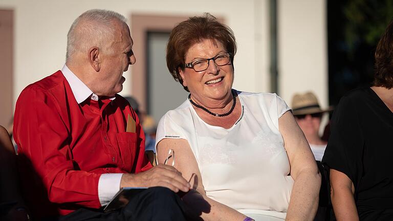 Barbara Stamm und Jürgen Weber besuchten gemeinsam im Jahr 2018 das Liedermacher-Festival „Songs an einem Sommerabend“ im Park des Klosters Himmelspforten in Würzburg. Barbara Stamm und Jürgen Weber besuchten gemeinsam im Jahr 2018 das Liedermacher-Festival „Songs an einem Sommerabend“ im Park des Klosters Himmelspforten in Würzburg.
