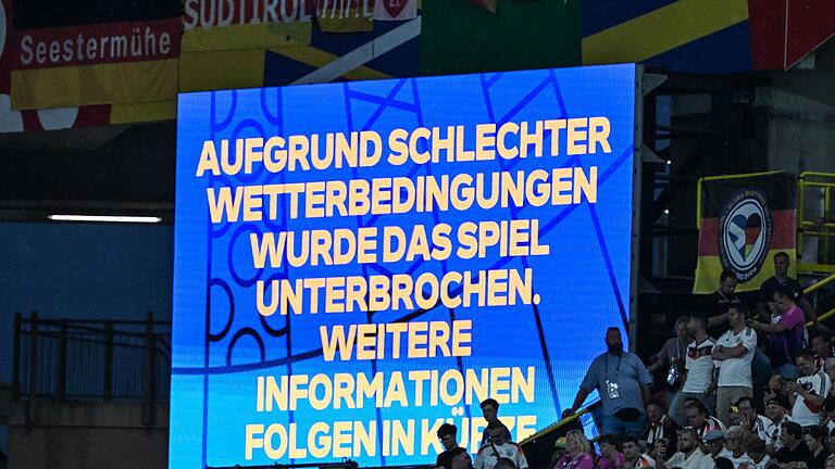Unwetter       -  Das EM-Achtelfinale zwischen Deutschland und Dänemark musste unterbrochen werden.