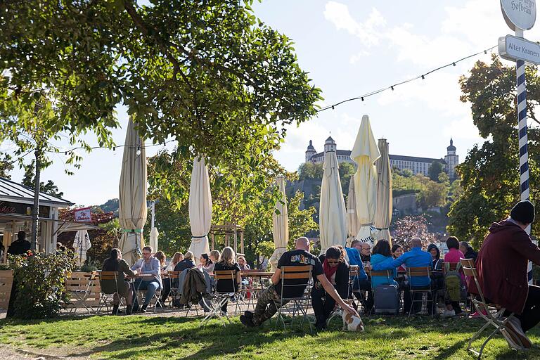 Zahlreiche Menschen genießen milde Temperaturen im Biergarten am Alten Kranen in Würzburg. Zahlreiche Menschen genießen milde Temperaturen im Biergarten am Alten Kranen in Würzburg.