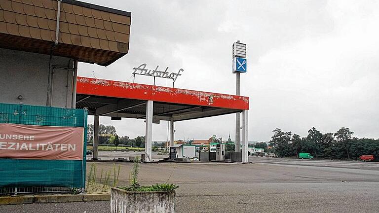 Die tristen Zeiten am Autohof in Rüdenhausen sind vorbei: Nach der Insolvenz hat nun die Unternehmensgruppe Tank & Rast das ehemalige Lomo-Gelände übernommen und dort für 1,7 Millionen Euro das Gebäude samt Gelände von Grund auf hergerichtet. Gasthaus, Shop und Tankstelle haben nun wieder geöffnet.