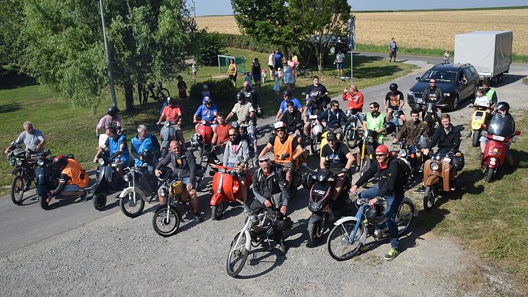 An dem Ausflug nach Teuchatz nahmen 32 Moped- und Rollerfahrer aus Schallfeld und anderen Orten teil sowie zwei Autobeifahrer. An dem Ausflug nach Teuchatz nahmen 32 Moped- und Rollerfahrer aus Schallfeld und anderen Orten teil sowie zwei Autobeifahrer.