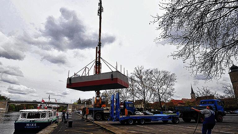 Nixe ahoi       -  (meg)   Die letzten Vorbereitungen laufen für den Start der neuen Fährsaison. Den Winter hat die Nixe im Seglerhafen verbracht. Der Ponton der Anlegestelle war in dieser Zeit überholt und neu gestrichen worden. Die Firma Pfenning Elektroanlagen hatte dafür eine Halle in Baldersheim zur Verfügung gestellt und den Transport übernommen. Jetzt wurde der Schwimmkörper wieder mit dem Kran zu Wasser gelassen und am rechtsmainischen Anlegeplatz festgemacht. Regelmäßig &ndash; von Donnerstag bis Sonntag &ndash; verkehrt die Nixe wieder ab dem 1. Mai. Zum Saisonauftakt lädt der Nixe-Förderverein zum Fährenfest an der Anlegestelle am Mainparkplatz. Zum Beginn um 11 Uhr begrüßt dort die Zuckerfee die Gäste. Für musikalische Unterhaltung sorgt Peter Wendel.