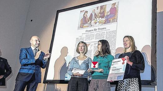 Förderpreis der Bürgerstiftung der VR-Bank Würzburg: Karen Trauzettel, Ute Zuber und Leiterin Franziska Boes (von links) vom Frauenhaus des Sozialdienstes katholischer Frauen in Würzburg mit Joachim Erhard, Vorstandsmitglied der Bürgerstiftung.