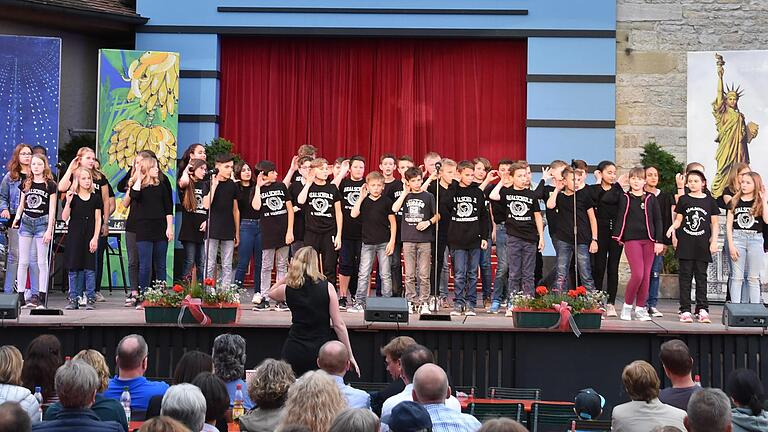 Boten sowohl optisch als auch musikalisch eine tolle Vorstellung: die rund 50 jungen Künstler der Realschule Maindreieck Ochsenfurt.