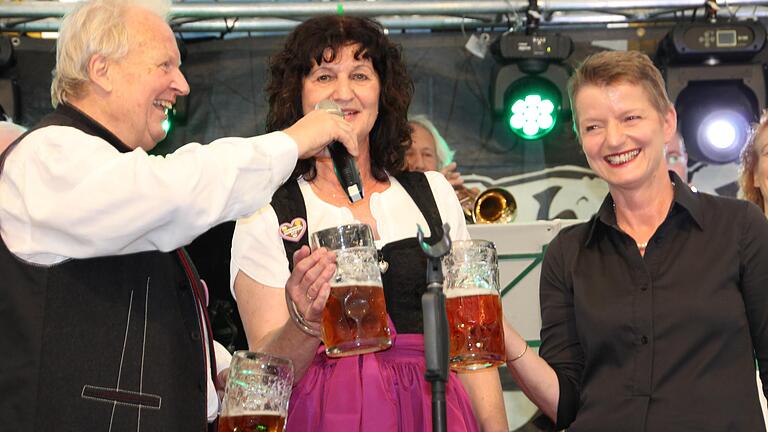 2019 eröffnete Maria Martin (rechts) gemeinsam mit Festwirt Jürgen Papert und Bürgermeisterin Helga Schmidt-Neder die Messe. Was in diesem Jahr aus Laurenzi wird, steht noch nicht fest. 2019 eröffnete Maria Martin (rechts) gemeinsam mit Festwirt Jürgen Papert und Bürgermeisterin Helga Schmidt-Neder die Messe. Was in diesem Jahr aus Laurenzi wird, steht noch nicht fest.