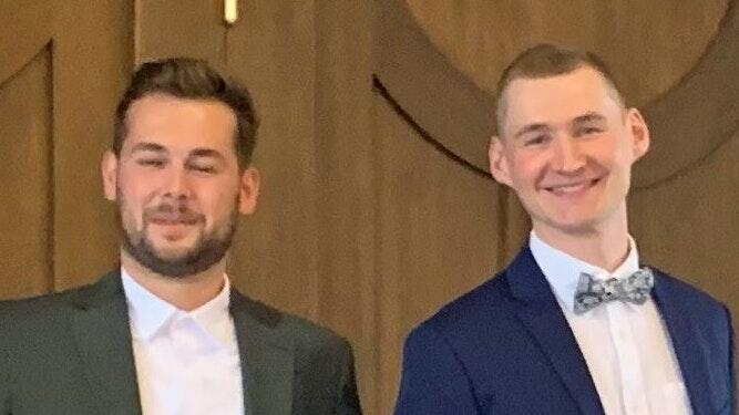 Als Prüfungsbeste erhielten Max Engelke (links) und Simeon Böckers den Adolf-und-Inka-Lübeck-Preis.
