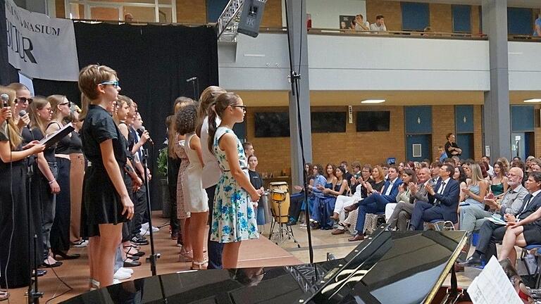 Nach der Zeugnisvergabe an die Abituria 2024 sang der Schulchor des Balthasar-Neumann-Gymnasiums für die scheidenden Abiturienten. Den Eltern, Ehrengästen und Lehrkräften gefiel es ganz offensichtlich. Nach der Zeugnisvergabe an die Abituria 2024 sang der Schulchor des Balthasar-Neumann-Gymnasiums für die scheidenden Abiturienten. Den Eltern, Ehrengästen und Lehrkräften gefiel es ganz offensichtlich.